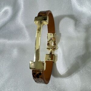 "Eleva tu estilo con esta pulsera de acero inoxidable, la combinación perfecta